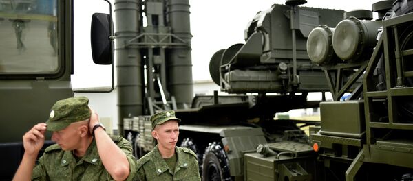 Soldados russos montam guarda ao lado de um sistema de defesa antiaérea S-400 Triumf - Sputnik Brasil