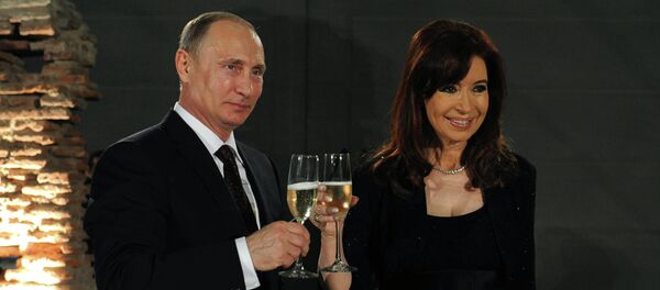O presidente russo, Vladimir Putin, em encontro com a chefe de Estado da Argentina, Cristina Kirchner, em Buenos Aires (julho de 2014) - Sputnik Brasil