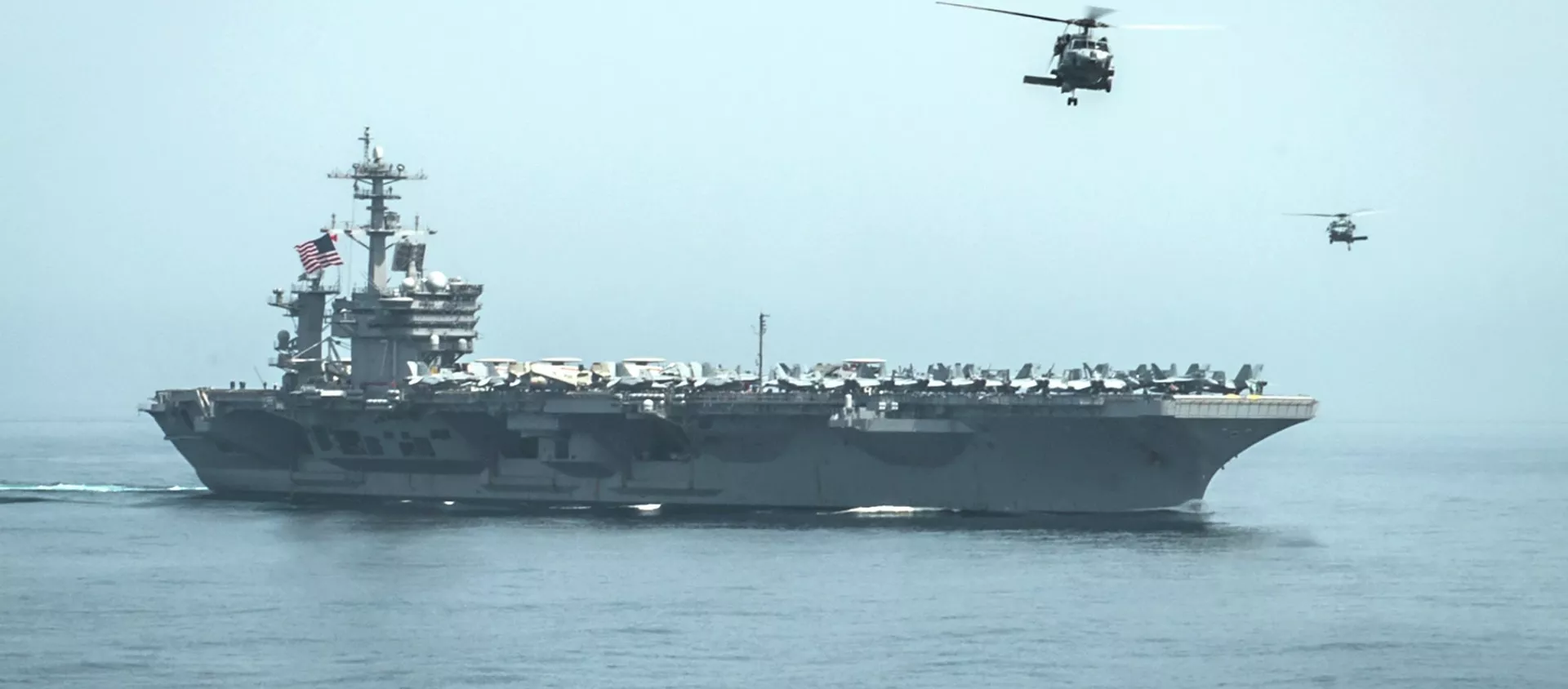 Helicópteros sobre o porta-aviões americano USS Theodore Roosevelt Helicópteros sobre o porta-aviões americano USS Theodore Roosevelt - Sputnik Brasil, 1920, 17.09.2020