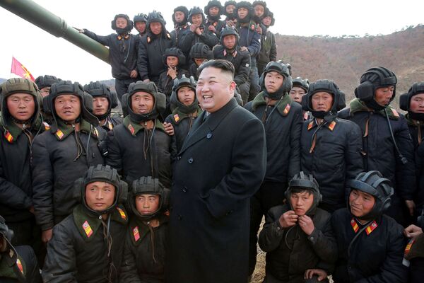 Líder norte-coreano Kim Jong-un com destacamento tanquista do exército da Coreia do Norte - Sputnik Brasil