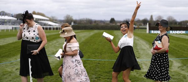 Visitantes da corrida de barreiras Grand National no Reino Unido - Sputnik Brasil