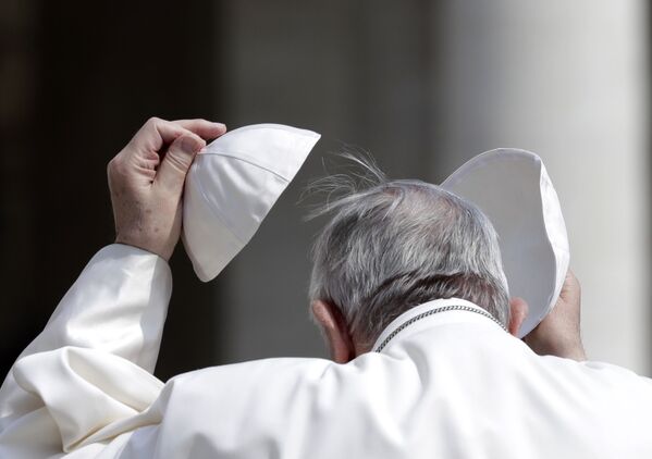 Papa Francisco muda solidéu - Sputnik Brasil