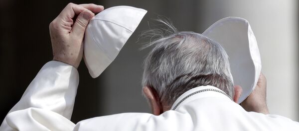 Papa Francisco muda solidéu - Sputnik Brasil