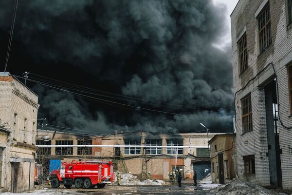 Bombeiros do Ministério para Situações de Emergências apagam fogo na cidade russa de Ivanovo - Sputnik Brasil