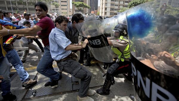 Confrontos em Caracas, Venezuela - Sputnik Brasil