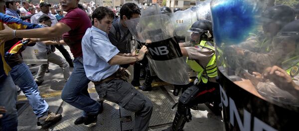 Confrontos em Caracas, Venezuela - Sputnik Brasil
