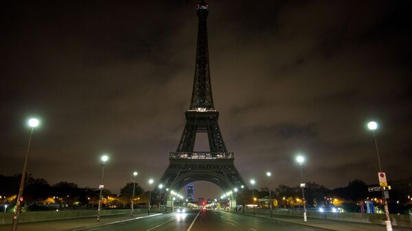 Torre Eiffel com luzes apagadas em memória das vítimas da explosão em São Petersburgo - Sputnik Brasil