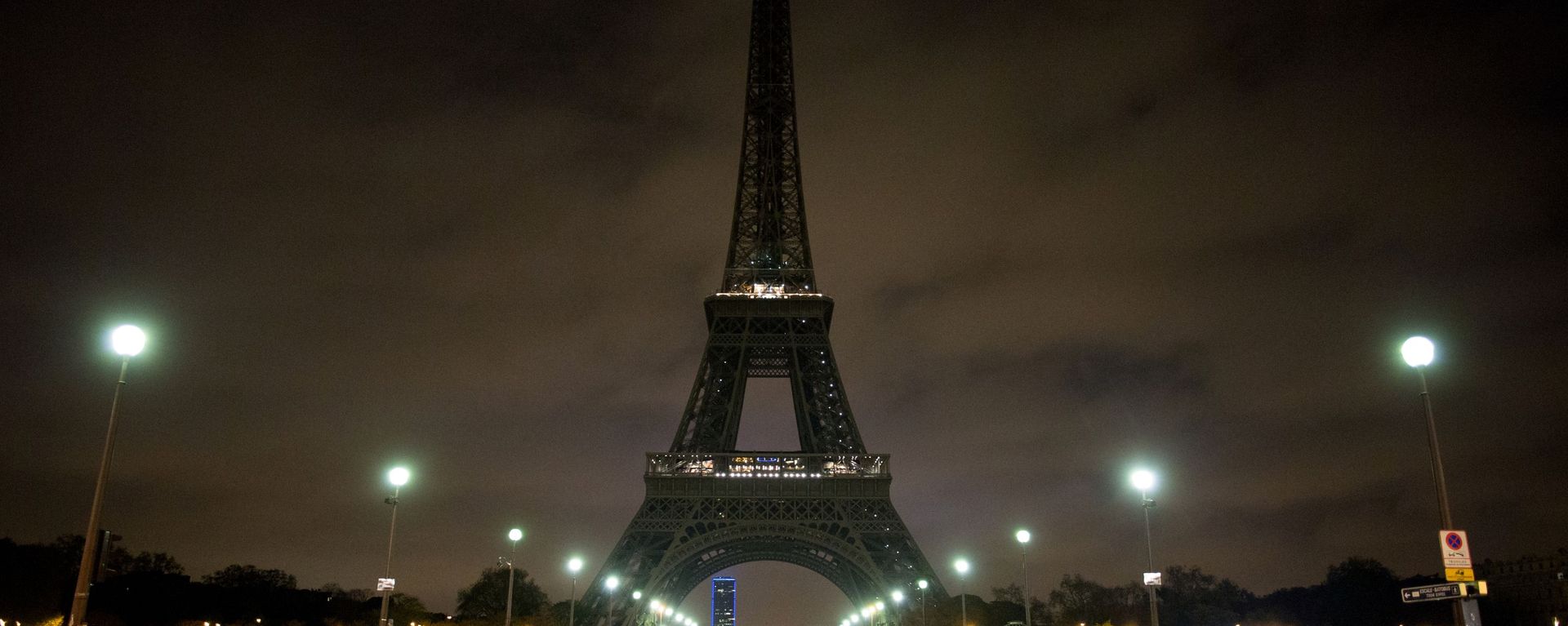 Torre Eiffel com luzes apagadas em memória das vítimas da explosão em São Petersburgo Torre Eiffel com luzes apagadas em memória das vítimas da explosão em São Petersburgo - Sputnik Brasil, 1920, 14.07.2022