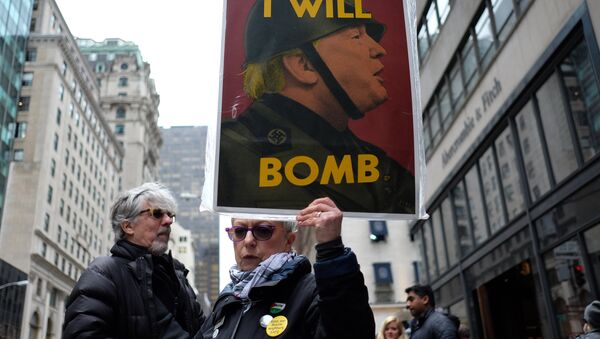 Manifestante pacifista mostra um cartaz contra o bombardeio no território sírio ordenado por Donald Trump, em Nova York, em 7 de abril de 2017 - Sputnik Brasil