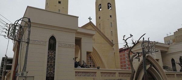 Egípcios se reúnem na frente de uma igreja copta em que se realizou uma explosão em Tanta, Egito, 9 de abril de 2017 - Sputnik Brasil