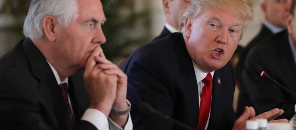 O presidente dos EUA, Donald Trump, fala ao lado do secretário de Estado, Rex Tillerson, durante uma reunião bilateral com o presidente da China, Xi Jinping, na propriedade de Trump, Mar-a-Lago, em Palm Beach, Flórida. - Sputnik Brasil