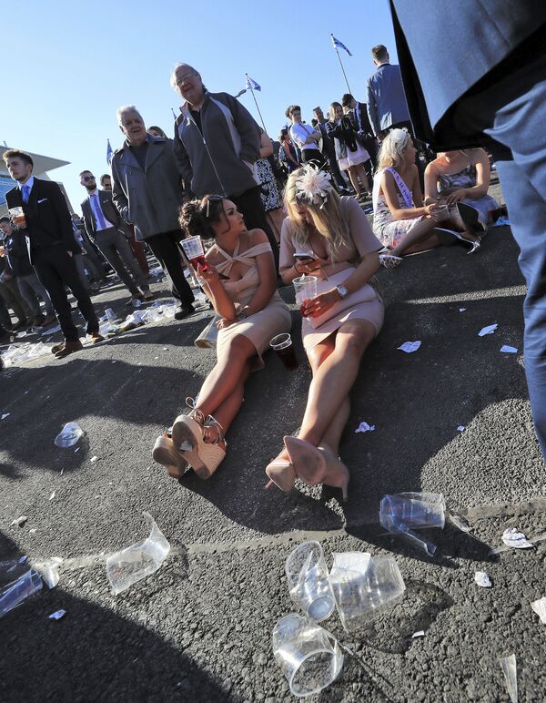 Duas britânicas estão sentadas no asfalto rodeadas por lixo - Sputnik Brasil