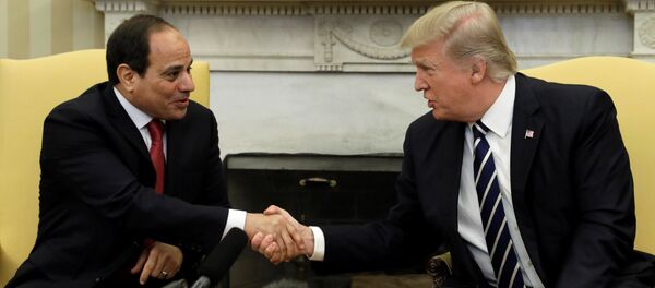 O presidente dos EUA, Donald Trump, aperta as mãos do presidente egípcio, Abdel Fattah al-Sisi, no escritório oval da Casa Branca em Washington. - Sputnik Brasil