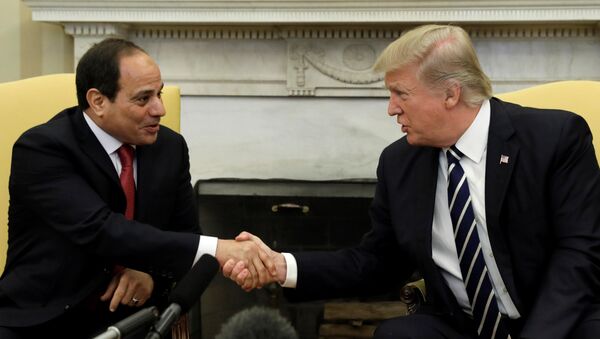 O presidente dos EUA, Donald Trump, aperta as mãos do presidente egípcio, Abdel Fattah al-Sisi, no escritório oval da Casa Branca em Washington. - Sputnik Brasil