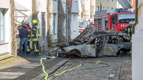 Carro após explosão em Vierden, Alemanha - Sputnik Brasil