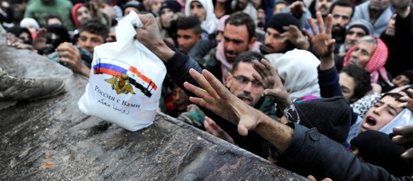 Sírios evacuados de Aleppo Oriental recebem alimentos doados pela Rússia em Jibreen (arquivo) - Sputnik Brasil