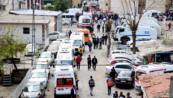 Local do acidente após a explosão, centro da cidade de Diyarbakir, 11 de abril de 2017 - Sputnik Brasil