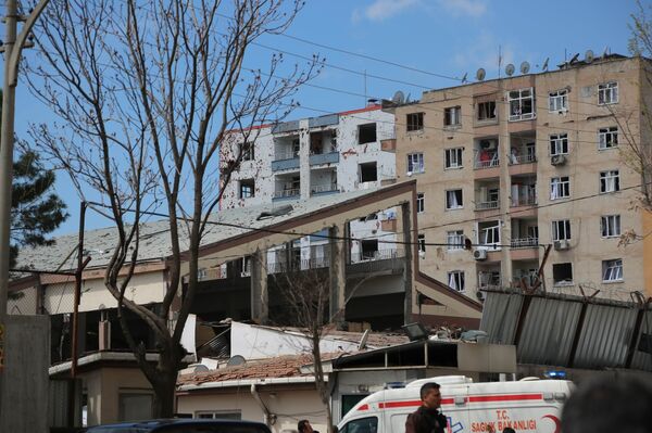 Local do acidente após a explosão, centro da cidade de Diyarbakir, 11 de abril de 2017 - Sputnik Brasil