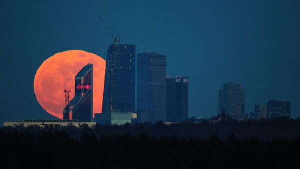 A full moon over the Moscow City International Business Center - Sputnik Brasil