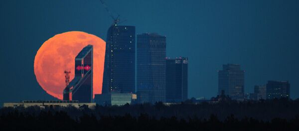A full moon over the Moscow City International Business Center - Sputnik Brasil