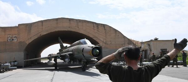 O presidente dos EUA, Donald Trump, comunicou que o ataque contra base aérea de Shayrat foi uma resposta ao alegado ataque químico na cidade síria de Idlib em 4 de abril, que , segundo Washington, foi realizado pelo governo sírio e que, segundo a Rússia foi uma operação de bandeira falsa - Sputnik Brasil