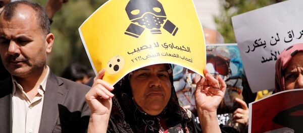People attend a protest against American airstrikes in Syria, in front of the United Nations (UN) building in Damascus - Sputnik Brasil
