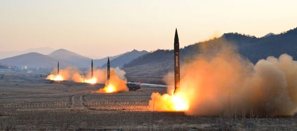 Nesta foto sem data que foi divulgada pela Agência Central de Notícias da Coreia do Norte em Pyongyang no dia 7 de Março de 2017, o líder da Coreia do Norte Kim Jong-un supervisou o lançamento de mísseis balísticos das unidades da artilharia de Hwasong das Forças Estratégicas do Exercito Popular da Coreia - Sputnik Brasil