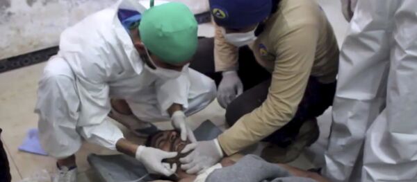 Vítima de um ataque suspeito com armas químicas enquanto recebe tratamento em um hospital na cidade de Khan Shaykhun, na província de Idlib, na Síria - Sputnik Brasil