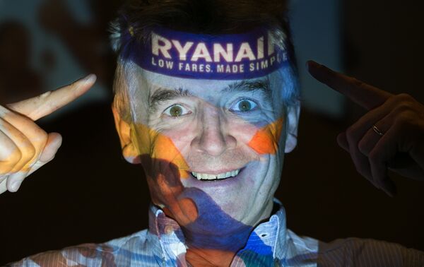 CEO da companhia aérea irlandesa Ryanair Michael O'Leary posa com o logotipo da empresa projetado em seu rosto enquanto participa de uma coletiva de imprensa em um hotel em Londres em 31 de agosto de 2016 (foto de arquivo) - Sputnik Brasil