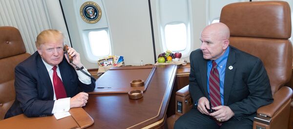 Presidente dos EUA Donald Trump com o assessor de segurança nacional H. R. McMaster - Sputnik Brasil