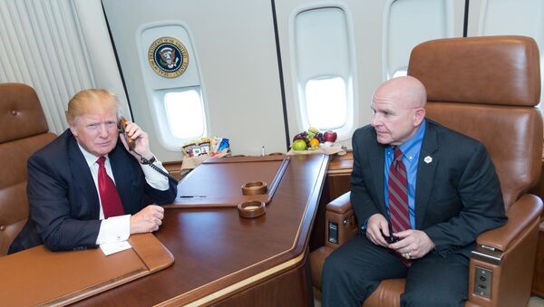 Presidente dos EUA Donald Trump com o assessor de segurança nacional H. R. McMaster - Sputnik Brasil