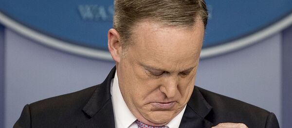White House Press Secretary Sean Spicer speaks to media while his American flag lapel pin is upside down - Sputnik Brasil