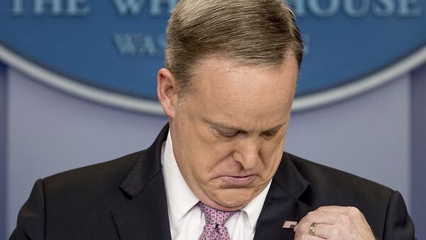 White House Press Secretary Sean Spicer speaks to media while his American flag lapel pin is upside down - Sputnik Brasil