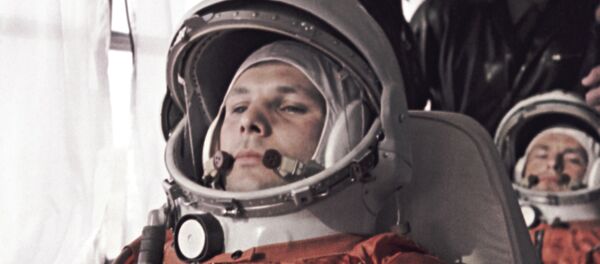 O primeiro cosmonauta da Terra, Yuri Gagarin, e seu substituto German Titov seguem para a posição de decolagem do veículo lançador espacial com a nave espacial Vostok 1 O primeiro cosmonauta da Terra, Yuri Gagarin, e seu substituto German Titov seguem para a posição de decolagem do veículo lançador espacial com a nave espacial Vostok 1 - Sputnik Brasil