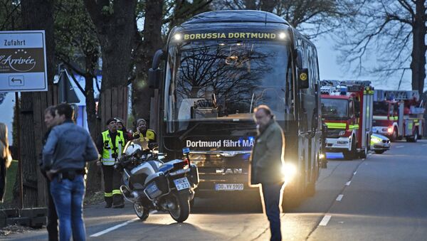 Ônibus do Borussia Dortmund atingido pela explosão, 11 de abril de 2017 - Sputnik Brasil