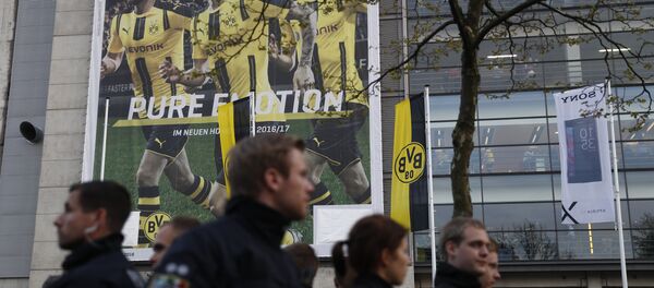 Polícia no local da explosão que atingiu ônibus do Borussia Dortmund, Alemanha, 11 de abril de 2017 - Sputnik Brasil