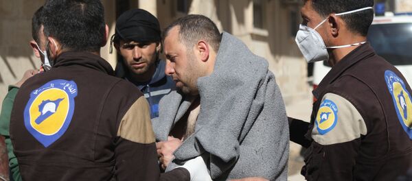 A Syrian man is taken by civil defence workers to a small hospital in the town of Maaret al-Noman following a suspected toxic gas attack in Khan Sheikhun, a nearby rebel-held town in Syria’s northwestern Idlib province A Syrian man is taken by civil defence workers to a small hospital in the town of Maaret al-Noman following a suspected toxic gas attack in Khan Sheikhun, a nearby rebel-held town in Syria’s northwestern Idlib province - Sputnik Brasil