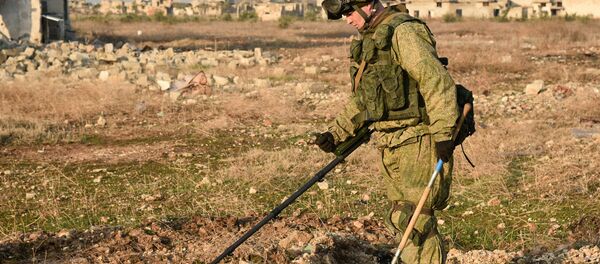 Military engineers of the Russian Army's international counter-mine center continue the demining operation in eastern Aleppo, Syria - Sputnik Brasil