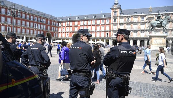 Policiais na Plaza Mayor em Madri, Espanha - Sputnik Brasil