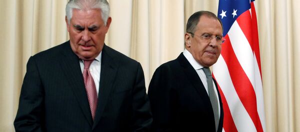 O ministro russo das Relações Exteriores, Sergey Lavrov e o secretário de Estado dos EUA, Rex Tillerson, chegam para uma coletiva de imprensa após as suas conversações em Moscou. O ministro russo das Relações Exteriores, Sergey Lavrov e o secretário de Estado dos EUA, Rex Tillerson, chegam para uma coletiva de imprensa após as suas conversações em Moscou. - Sputnik Brasil