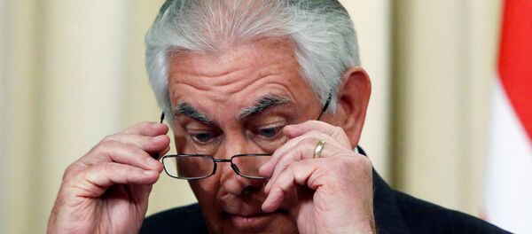 O secretário de Estado dos EUA, Rex Tillerson, ajusta seus óculos durante uma entrevista coletiva com o ministro das Relações Exteriores da Rússia, Sergei Lavrov, depois de suas conversas em Moscou - Sputnik Brasil