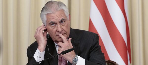 O secretário de Estado dos EUA, Rex Tillerson, ouve uma pergunta de jornalista durante o seu ministro russo das Relações Exteriores, Sergey Lavrov, após visita a Moscovo, na Rússia, na quarta-feira, 12 de abril de 2017. - Sputnik Brasil