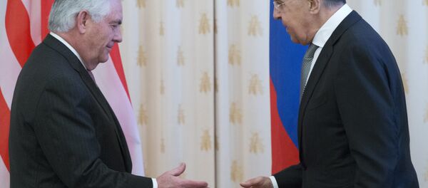 O secretário de Estado dos EUA, Rex Tillerson e o ministro russo das Relações Exteriores, Sergey Lavrov, agitam as mãos antes de suas conversações em Moscou, Rússia, quarta-feira, 12 de abril de 2017. As conversas de Tillerson em Moscou dependem da nova alavancagem dos EUA sobre a Síria. - Sputnik Brasil