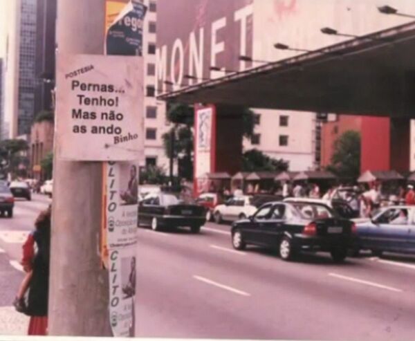 Binho começou a levar a poesia para os moradores de São Paulo primeiro em mensagens nos postes da cidade Binho começou a levar a poesia para os moradores de São Paulo primeiro em mensagens nos postes da cidade - Sputnik Brasil