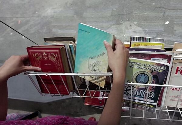 A ação de Binho promove a democratização da leitura em espaços públicos A ação de Binho promove a democratização da leitura em espaços públicos - Sputnik Brasil