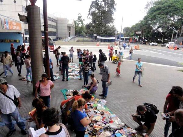 Os próximos passos do poeta é ampliar a oferta dos livros por mais paradas de ônibus Os próximos passos do poeta é ampliar a oferta dos livros por mais paradas de ônibus - Sputnik Brasil