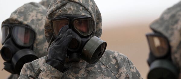 Soldiers wear mask sas they take part in a military exercise simulating a chemical weapons attack during the international Eager Lion military event on June 2, 2014 at Prince Hashem Bin Abdullah II training center, in Zarqa, 30 km east of Amman, Jordan - Sputnik Brasil