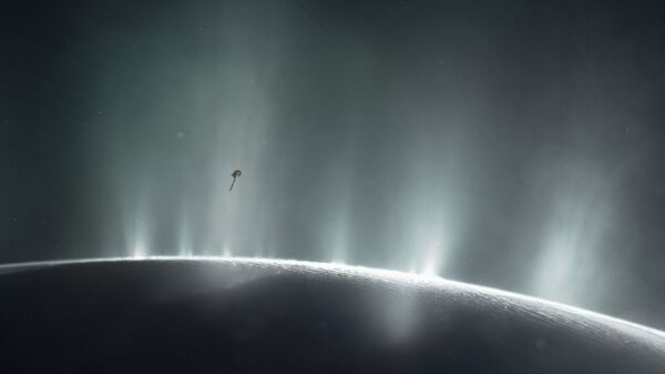 Esta ilustração mostra o mergulho de Cassini através da pluma de Encélado em 2015. As descobertas do mundo oceânico feitas pela Cassini e pelo Hubble ajudarão a informar a exploração futura e a busca mais efetiva de vida além da terra. - Sputnik Brasil