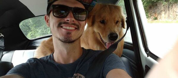 Jesse e o companheiro, o golden retriever Shurastey - Sputnik Brasil