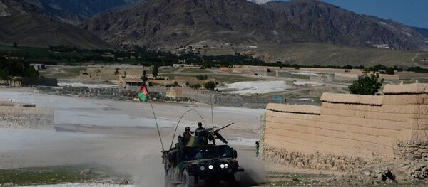 Forças de segurança afegãs envolvidas na operação contra o Daesh em 14 de abril de 2017, um dia após EUA terem lançado sua bomba mais poderosa não nuclear - Sputnik Brasil